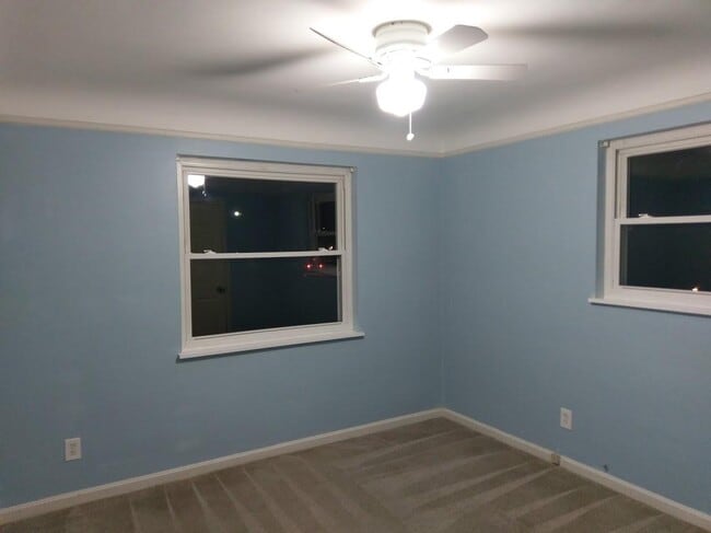 Building Photo - 640 Center St