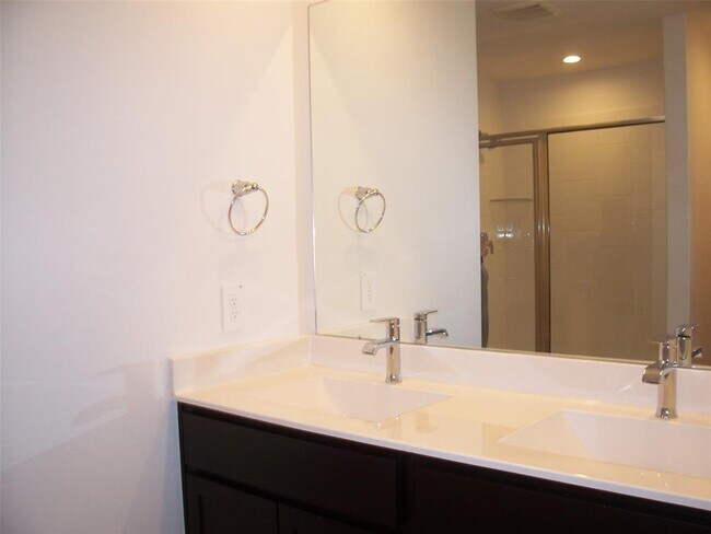 Building Photo - 5015 Rosevine Way