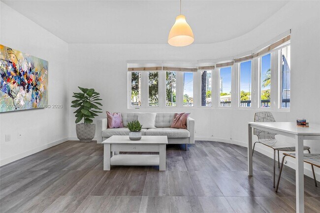 Building Photo - 557 Michigan Ave