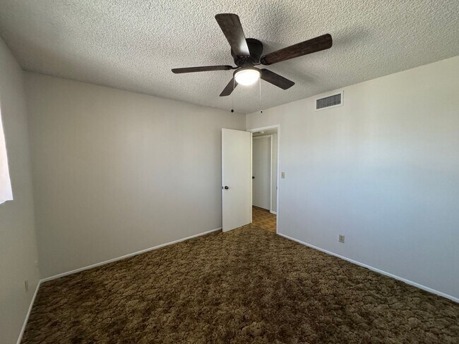 Building Photo - 3BR 2Ba home w/Large Fenced yard with RV g...