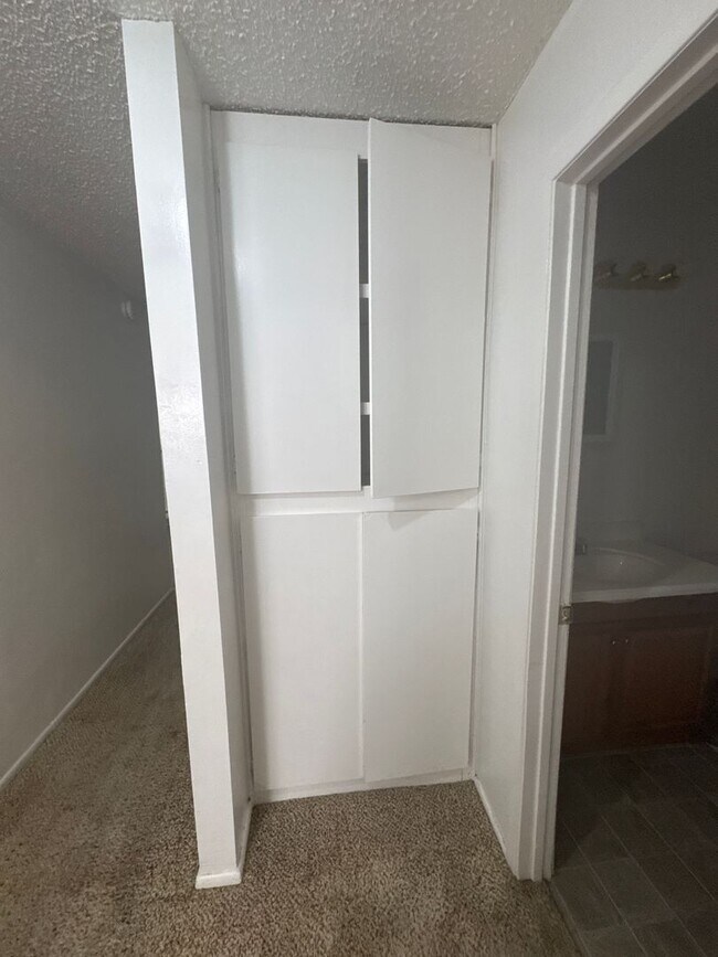 Building Photo - Quail Hollow 12