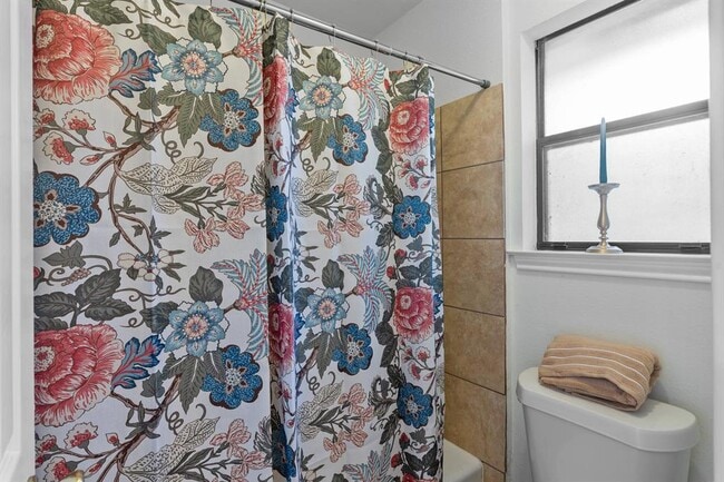 Building Photo - 1802 Dixie Ln