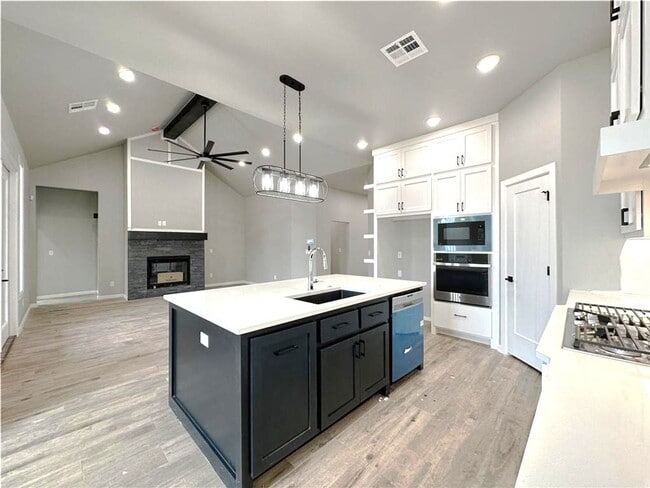 Building Photo - 3 Bed 2 Bath 2 Car in Twin Silos Addition Edmond, OK