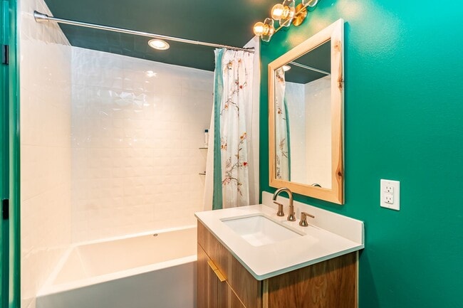 Building Photo - CHARMING, MODERN, CUSTOM HOME IN MID-CITY FOR RENT