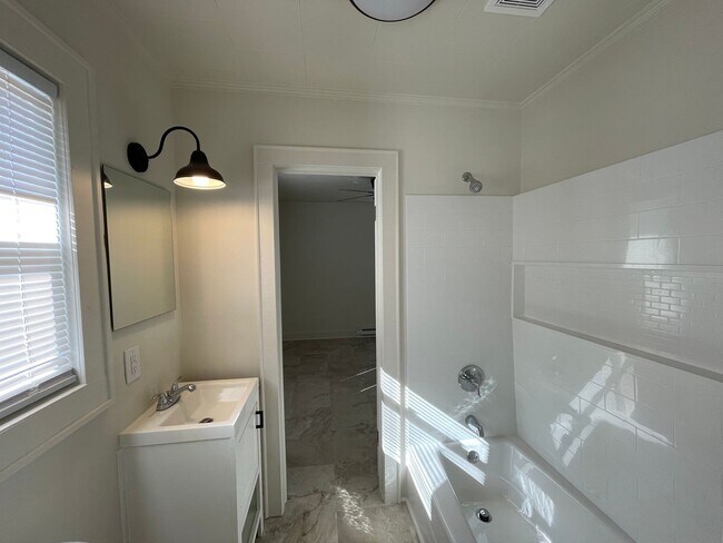 Building Photo - 2 Bedroom duplex on edge of Downtown Morganton