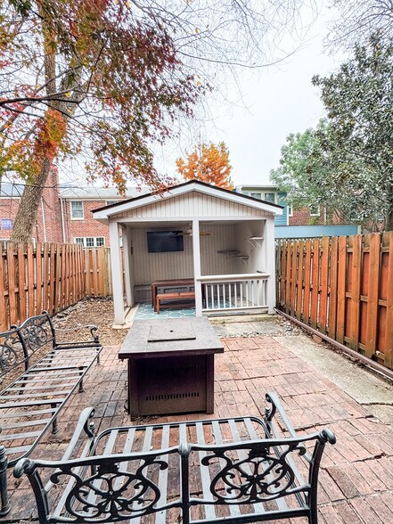 Building Photo - 2963 Sycamore St