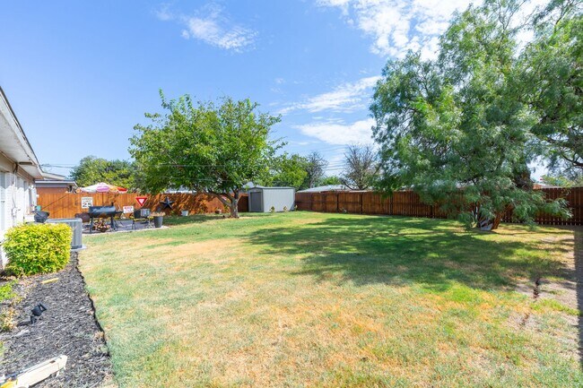 Building Photo - 633 S La Salle Dr