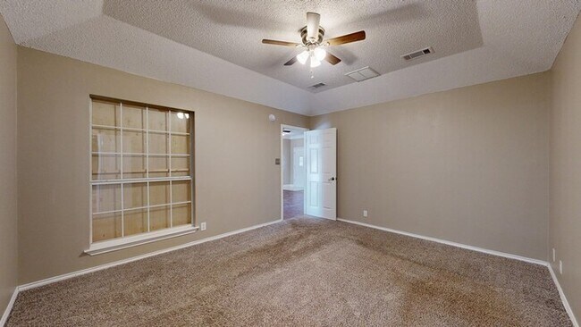 Building Photo - 3 bed 2 bath home, 2 car garage