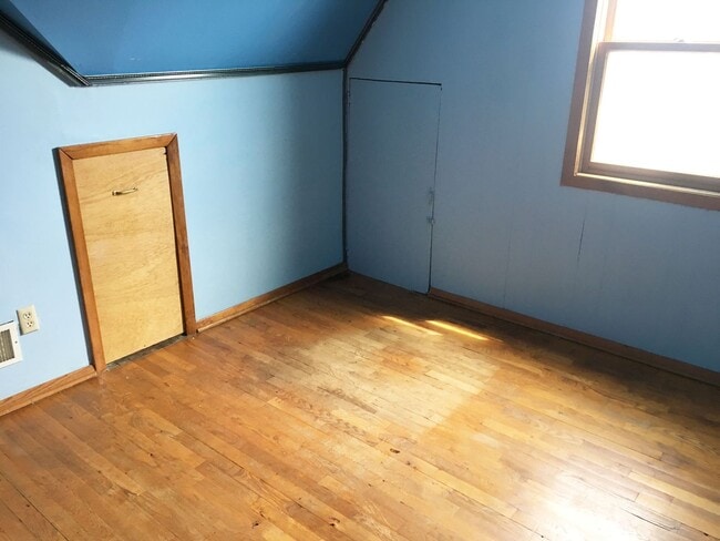 Building Photo - 3 Bedroom, 2 Bath Single Family Home with ...