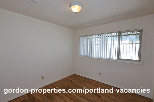 Building Photo - NE 65th Ave - End unit 1 bedroom apartment