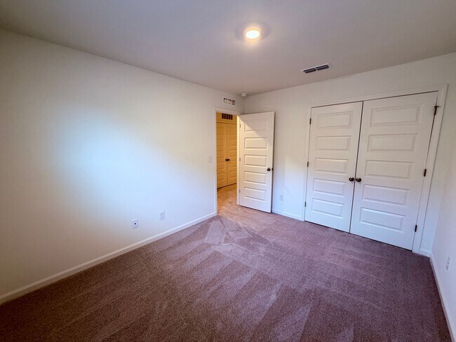 Building Photo - 128 Parker Ln