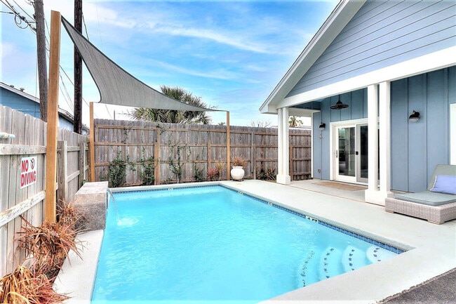 Building Photo - 224 E Oaks Ave