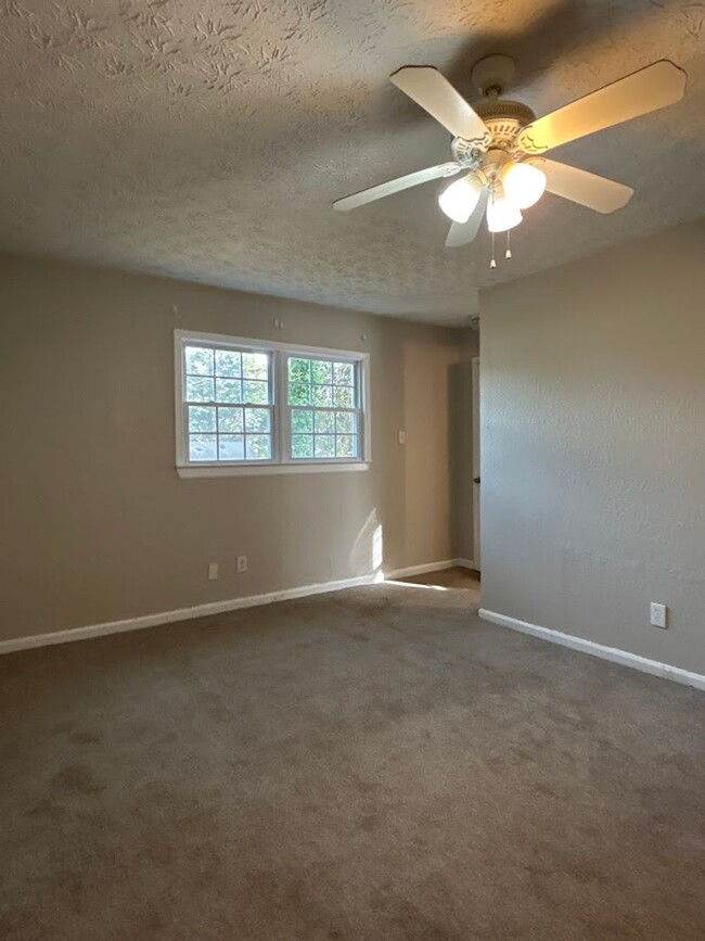 Building Photo - 4 Bed and 2 Bath in Atlanta!