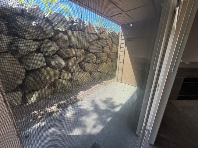 Building Photo - Beautiful Bottom Floor 2bd 1bath Condo For...