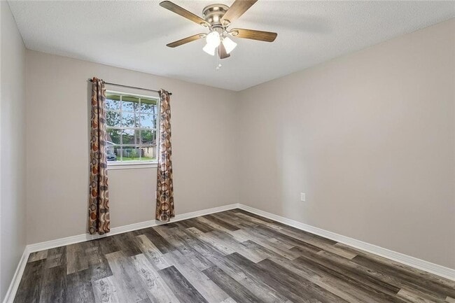 Building Photo - 406 Pine Shadows Dr