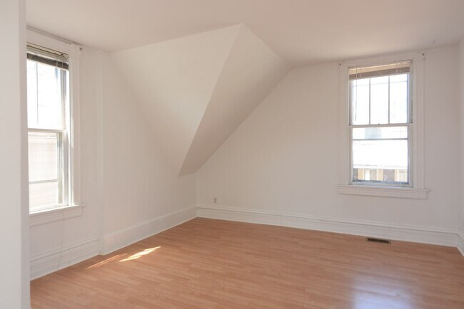 Building Photo - 3113 N Racine Ave