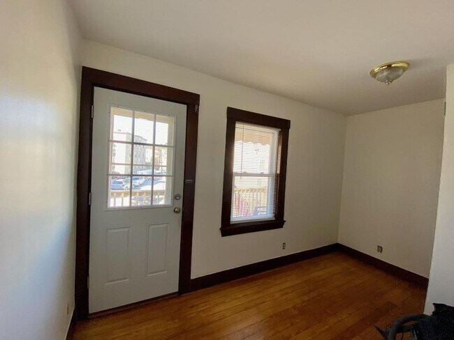 Building Photo - 10-12-12 Brookway Terrace