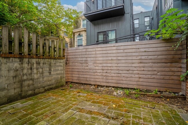 private yard 2 - 3934 Delancey St