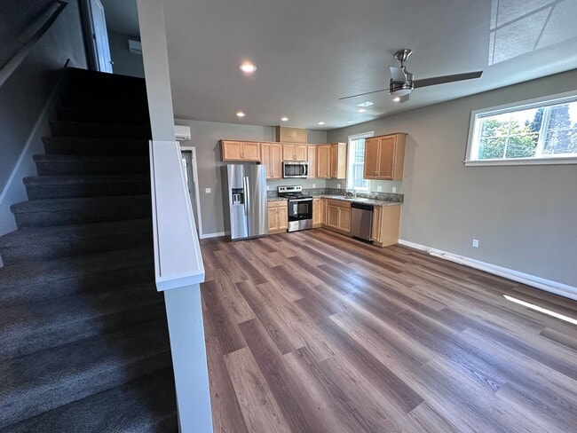 Building Photo - 4 Bedroom / 4 bath New Townhome. Every bedroom is its own Master Suite with your own full bathroo...