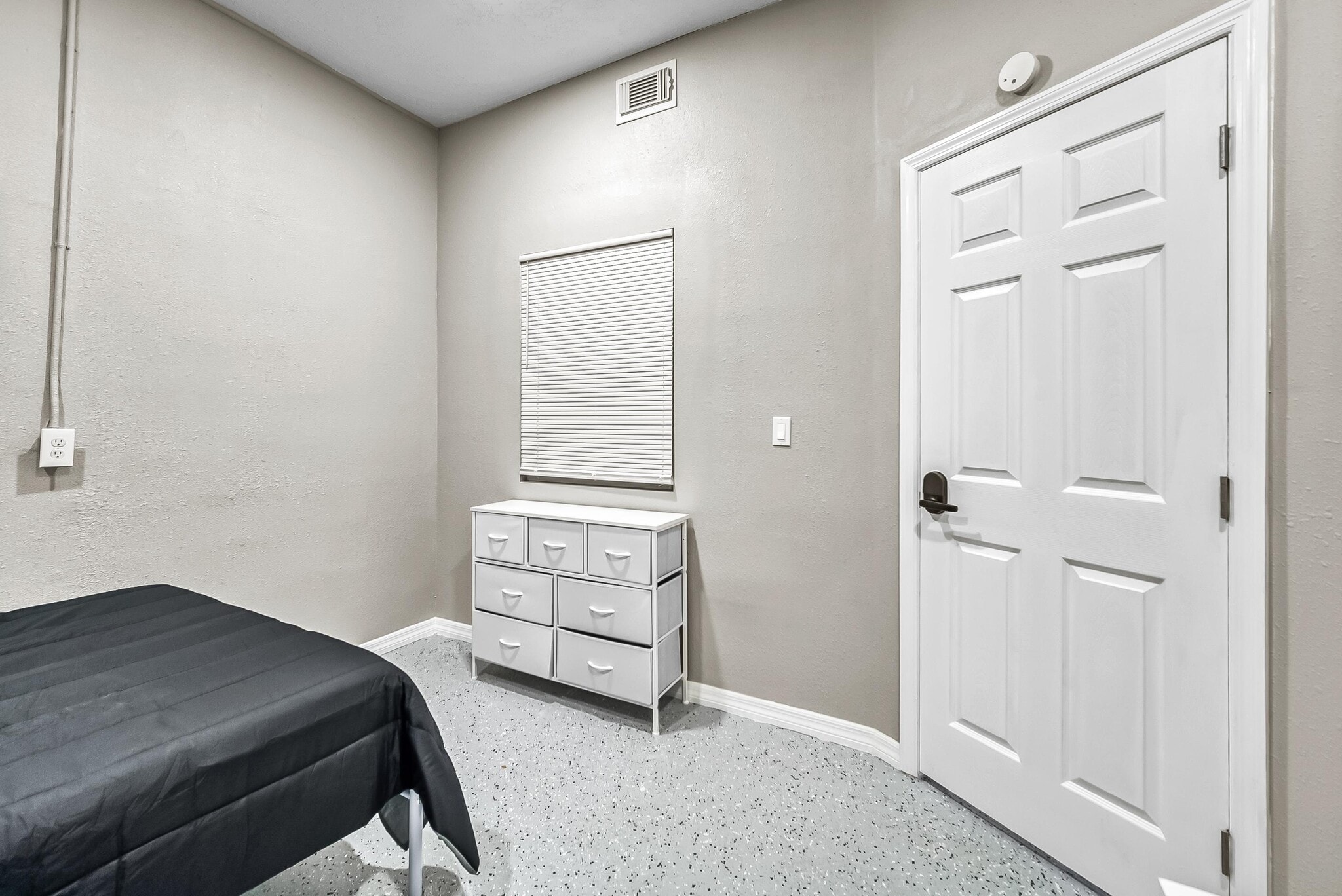 Building Photo - 5260 Ramona Blvd