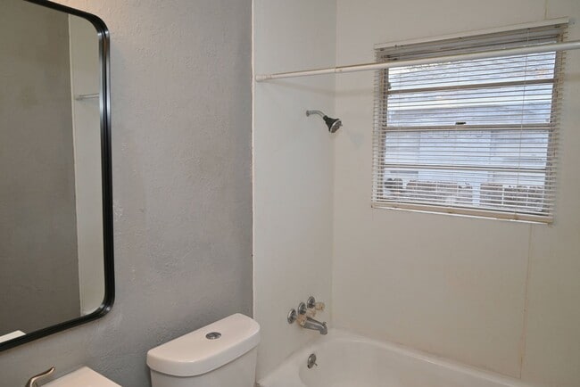 Building Photo - 600 E 1st St