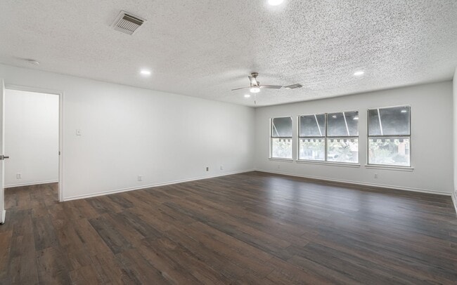 Building Photo - Recently Rehabbed Spacious Two Story in Convenient and Popular Huntington Place