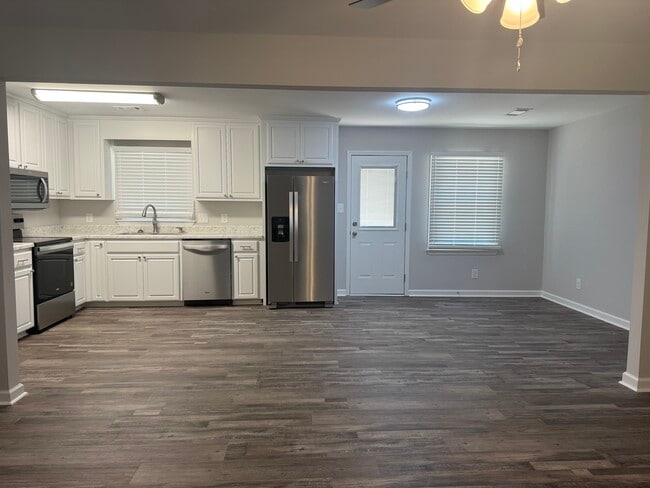 Building Photo - 5090 Sycamore Dr