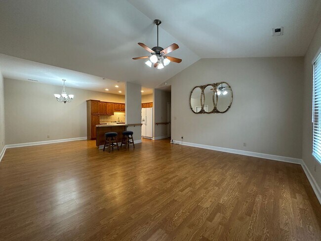 Building Photo - 3 Bedroom / 2 Bath/2 car garage/sunroom Brick Home Kingsport, TN