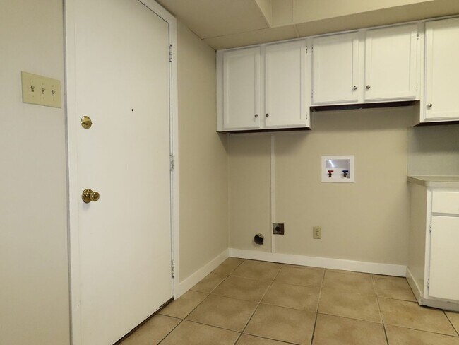 Building Photo - South Tyler! Spacious 3 Bedroom, 2 Bath Du...
