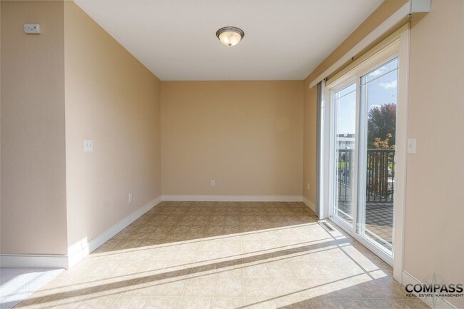 Building Photo - SPACIOUS TOWNHOME CONVENIENTLY LOCATED WIT...