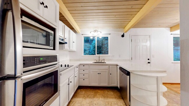 Building Photo - Available April 1 in Richmond Highlands