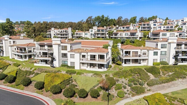 Building Photo - Stunning 2 bedroom *LAKE VIEW* condo for r...