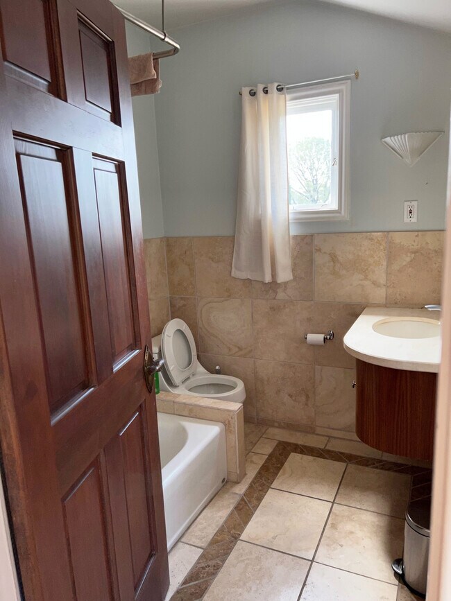En-suite bath - 6123 Scenic Ave