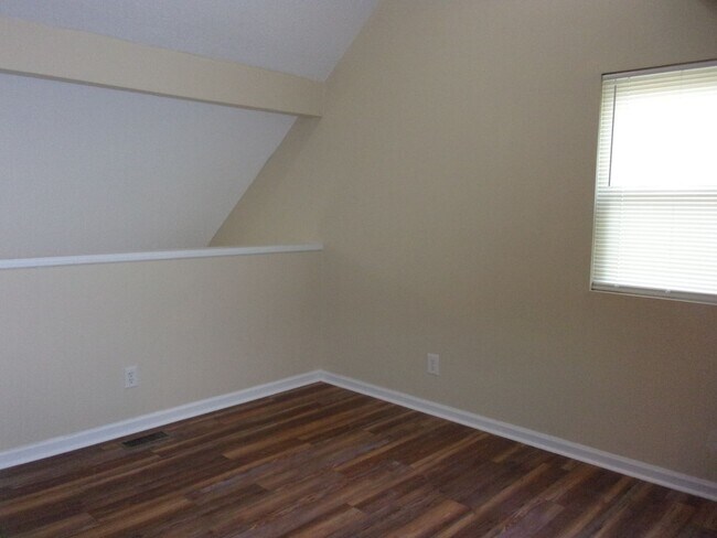 Building Photo - 1 Bedroom 1 Bath Townhome Minutes to I-77