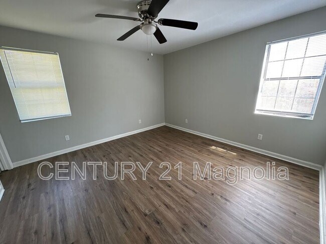 Building Photo - 2737 Royal St