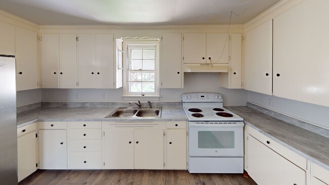Building Photo - Country living near Crozet!