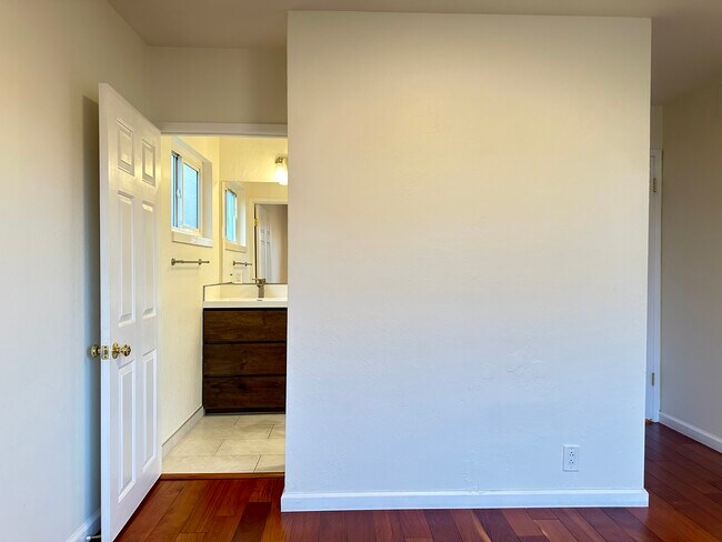 Building Photo - 1717 Gladstone Ave