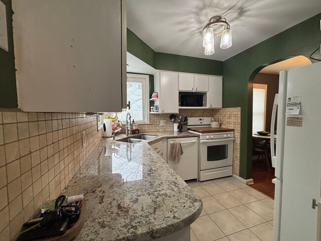 Building Photo - Storybook Bungalow with Beautiful Grounds