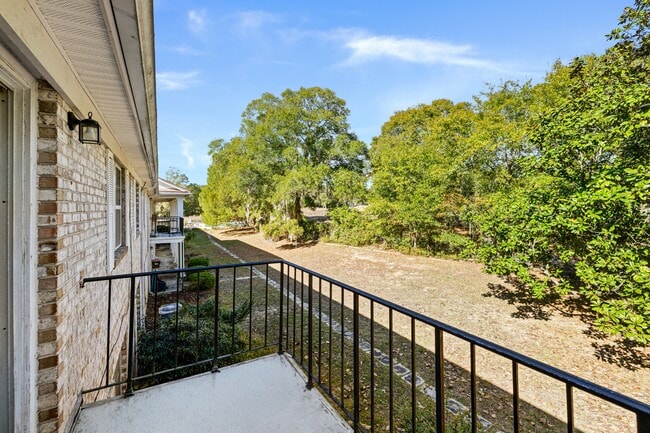 Building Photo - 115 Country Club Dr