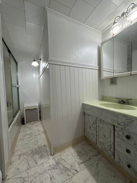 Bathroom p1 - 913 Price St