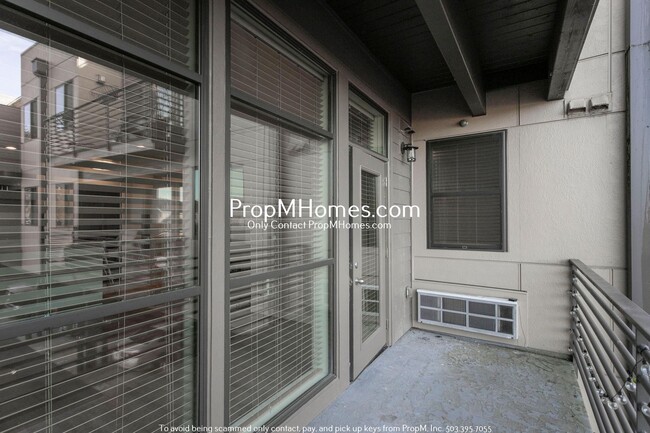 Building Photo - Luxury One-Bedroom Condo in Downtown Gresh...
