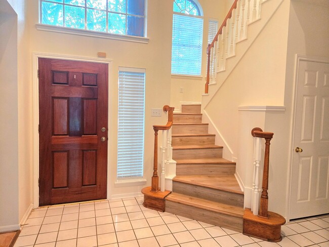 Building Photo - 1611 Monvale Ln