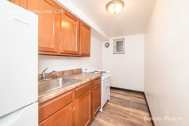Building Photo - 1690 Parkline Dr