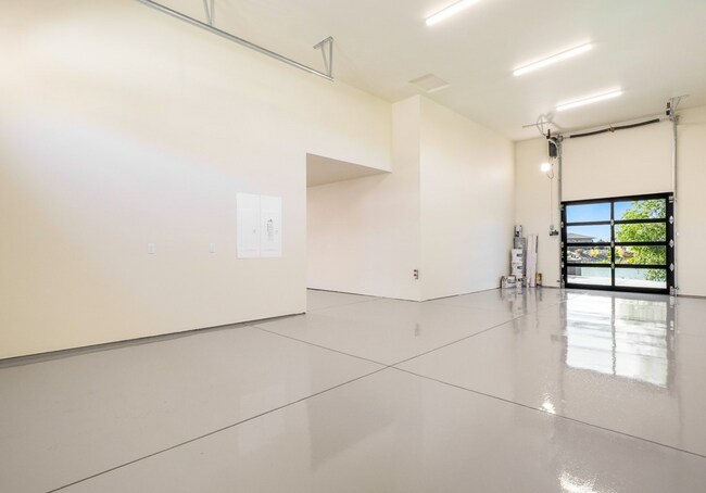 Building Photo - Stunning Large Custom Built Home On the Lake!