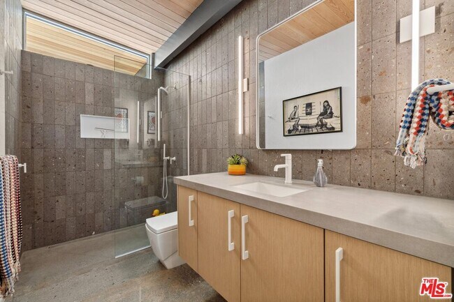 Building Photo - 207 N Debby Dr