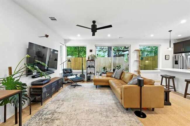 Building Photo - 4614 Englewood Dr
