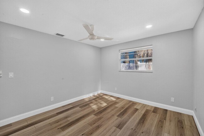 Building Photo - 791 Lindenwood Cir E