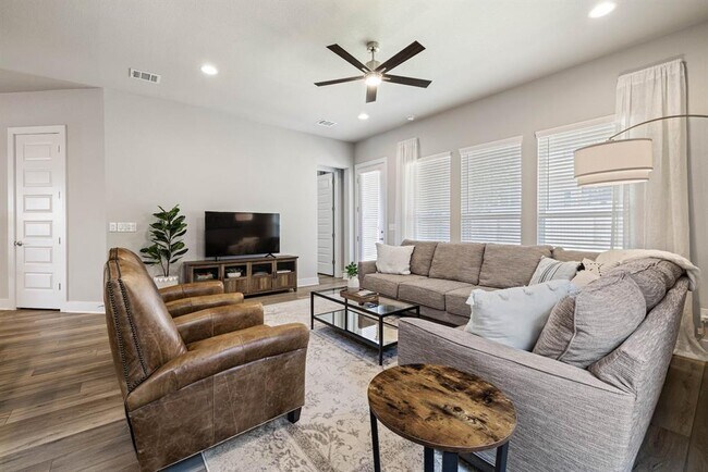 Building Photo - 708 Pinnacle Dr