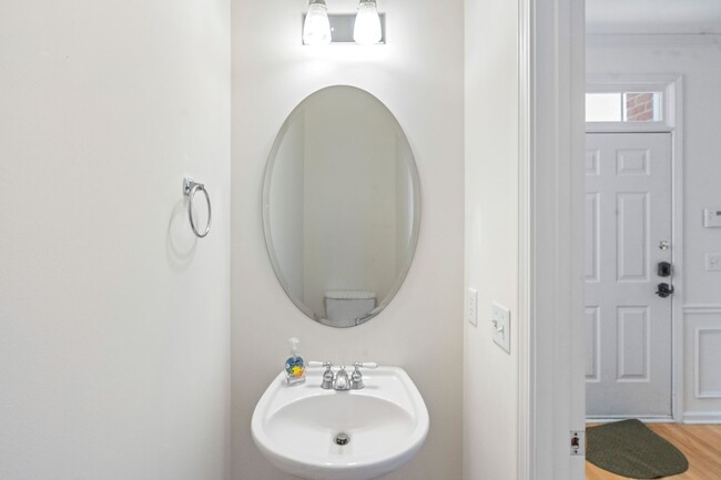 Building Photo - End Unit Townhome - 4 Bedrooms with First ...
