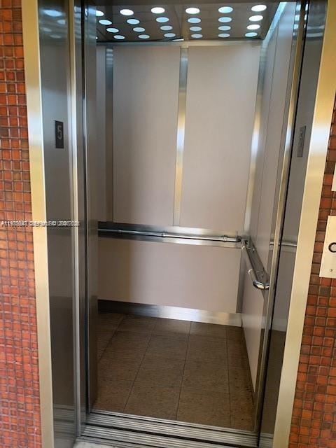 Building Photo - 1740 NW N River Dr